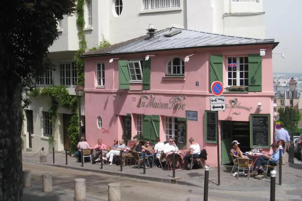 Charming Apartment In Montmartre Paris France