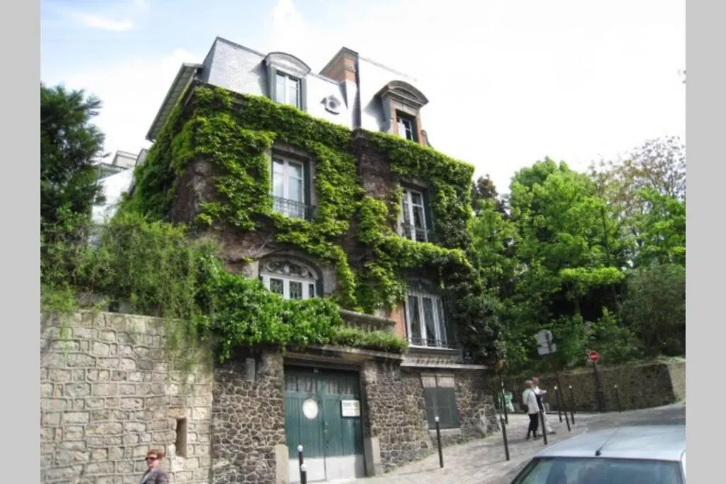 Charming Apartment In Montmartre Paris